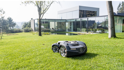 Macht den Unterschied: professionelle organisch-mineralische Düngung von Rasenflächen mit Mähroboter-Einsatz